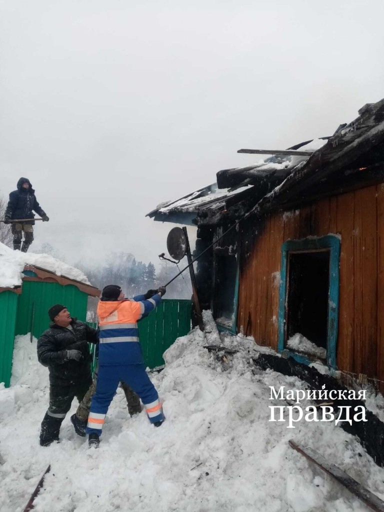 Местные жители помогали пожарным бороться с огнем..jpg