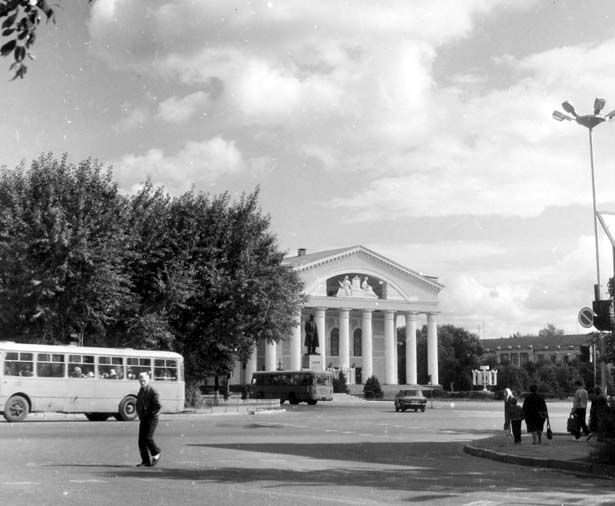 Вид на театр 70-е.jpg