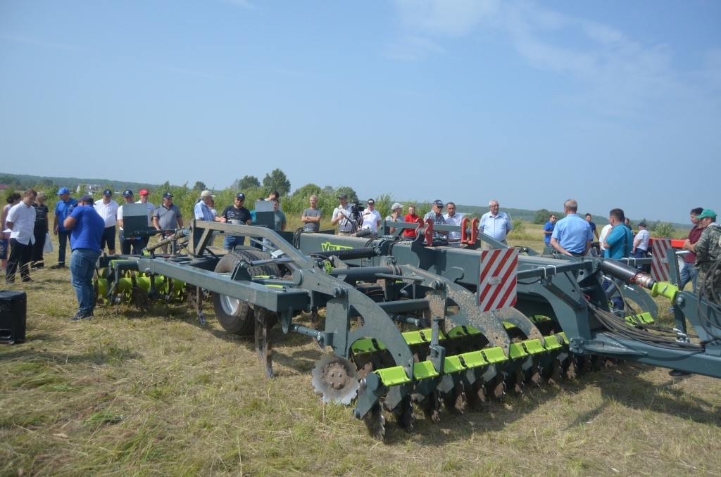 Чизельный многофункциональный почвообрабатывающмй комплекс хорошо подходит для обработки заброшенных земель.JPG