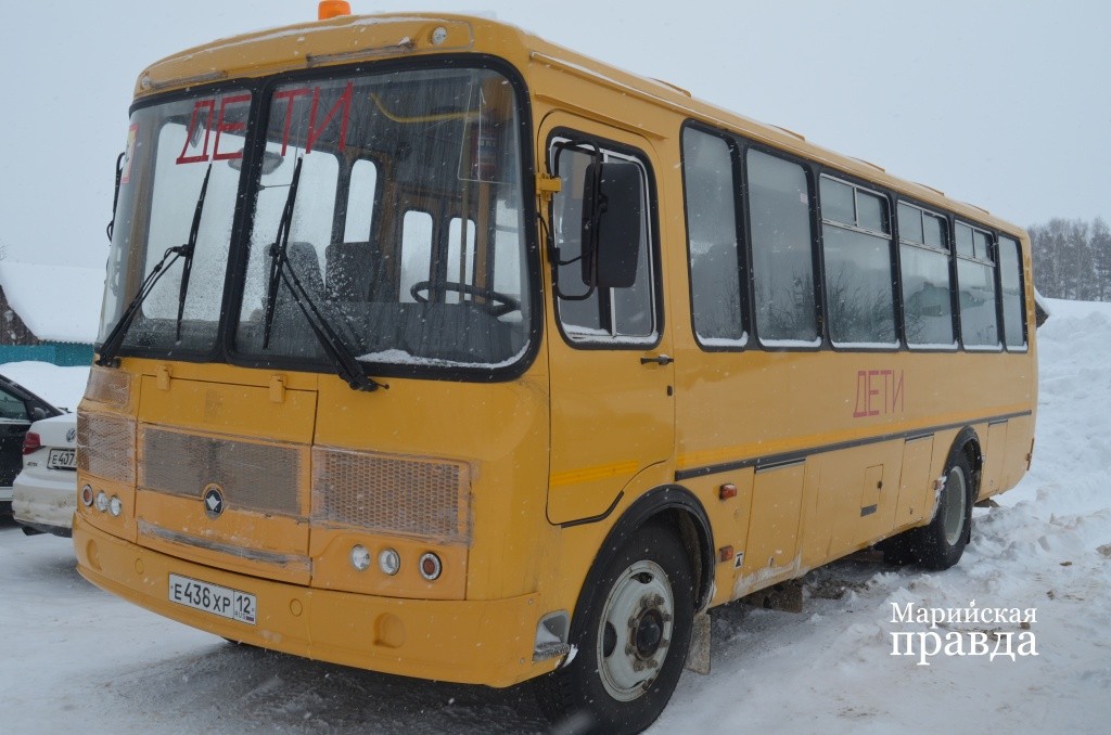 В бассейн дети ездят на школьном автобусе под присмотром педагогов. В бассейн дети ездят на школьном автобусе под присмотром педагогов..jpg