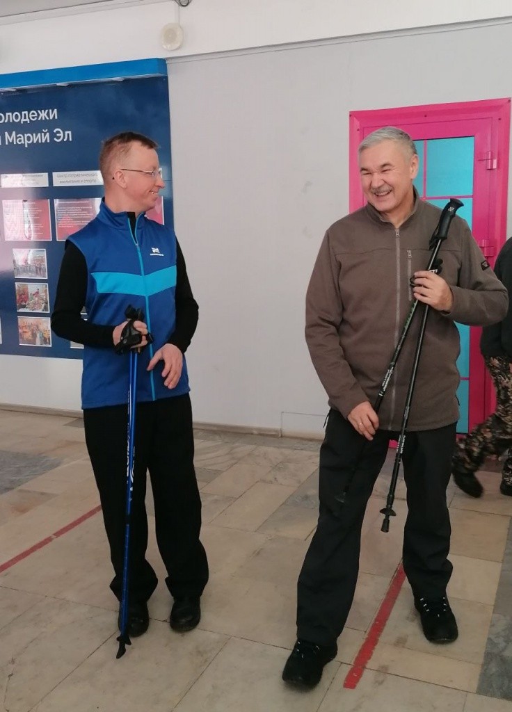 Мастер-класс по скандинавской ходьбе проводят Алексей Алексеев (на фото - справа) и Иван Исаков. (Фото предоставлено МРО ВОИ, Натальей Богомоловой).