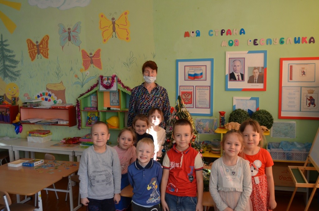 В группе с детьми.jpg