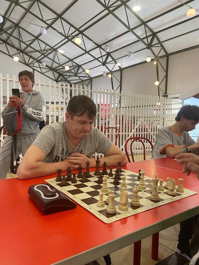 Антон Глушков боролся за шахматной доской. (Фото предоставлено МРО ВОИ).