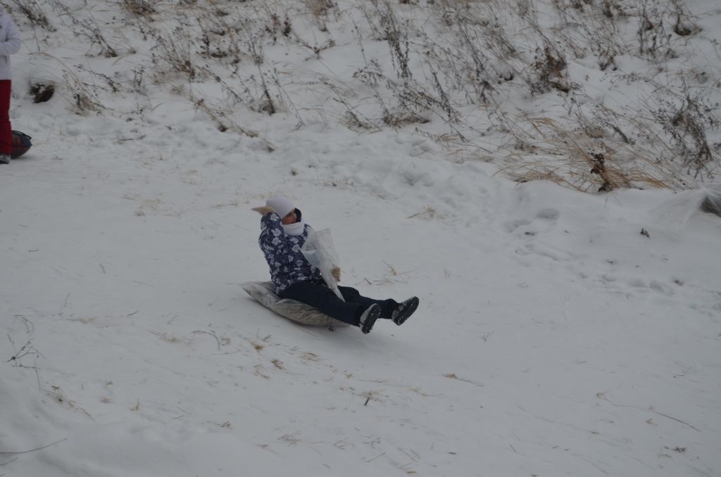 Самая экстремальная часть путешествия - катание с крутой горы на полиэтиленовых мешках с соломой.JPG