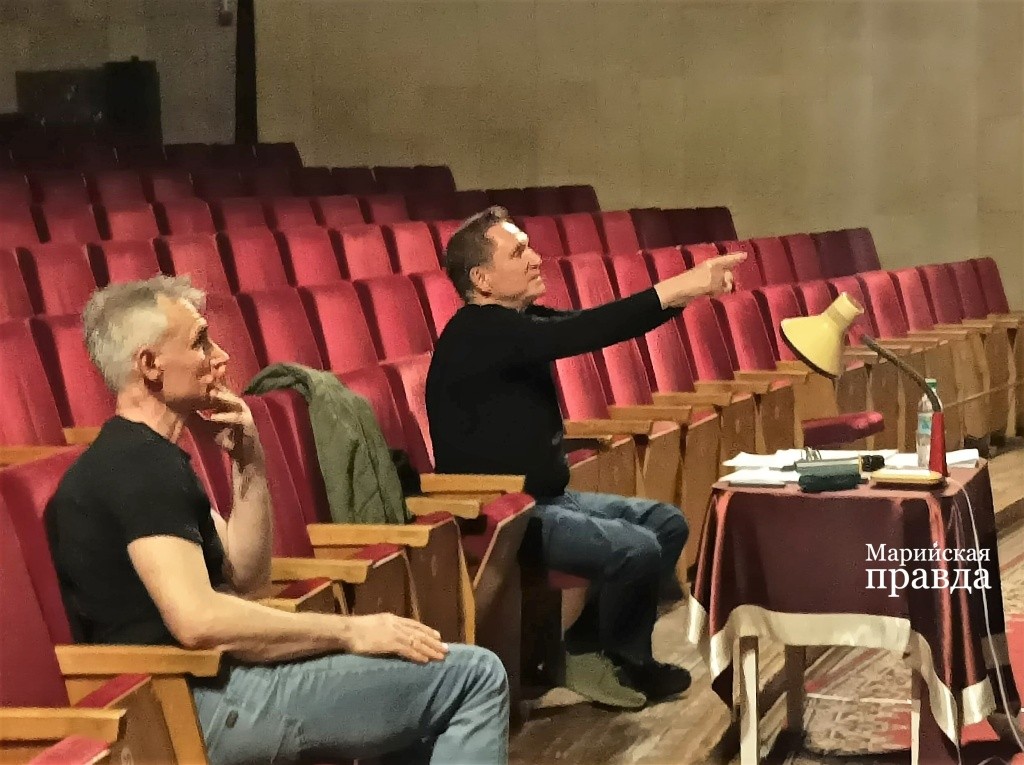 Александру Мягченкову очень трудно усидеть в режиссерском кресле. Фото Марины Оленевой.jpg