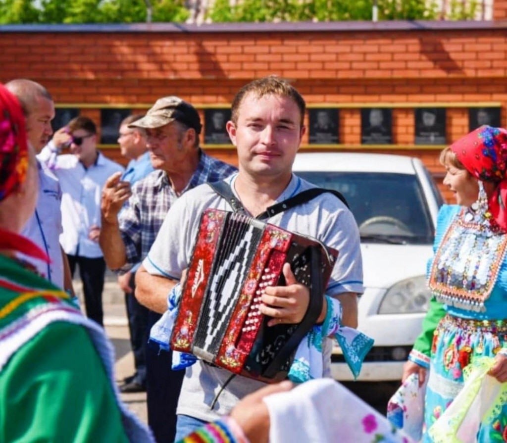 С гармошкой Виталий Мамаев дружит со второго класса.jpg