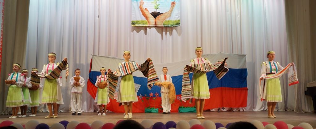 Школьники пели, танцевали и показывали сценки