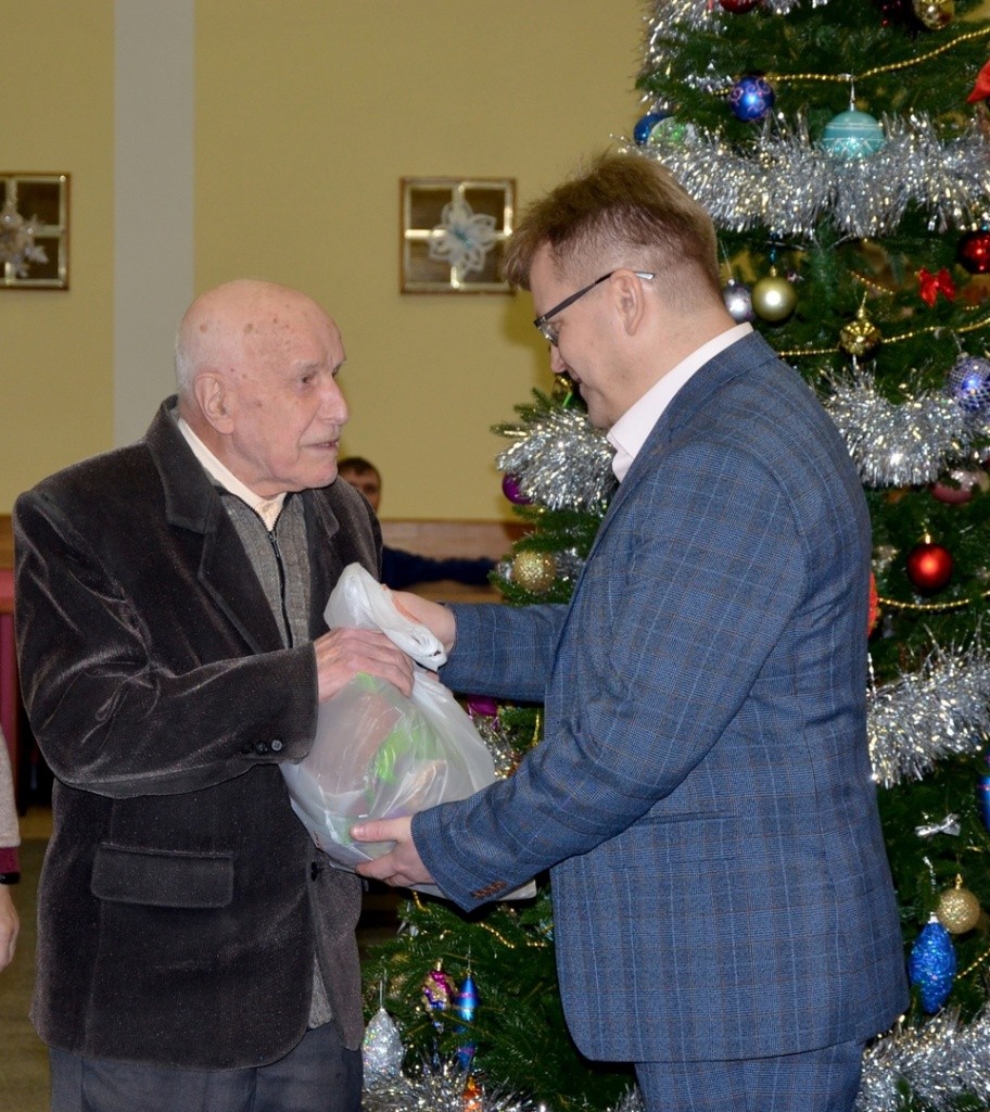 Новогоднему подарку рады не только дети, но и пожилые. (Фото предоставлено пресс-службой Минсоцразвития РМЭ).