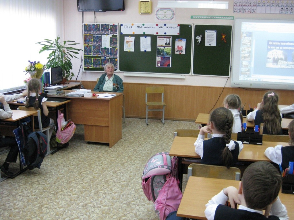 Педагог с более чем 30-летним стажем и на пенсии встречалась со школьниками. (Фото предоставлено Галиной Кравец).