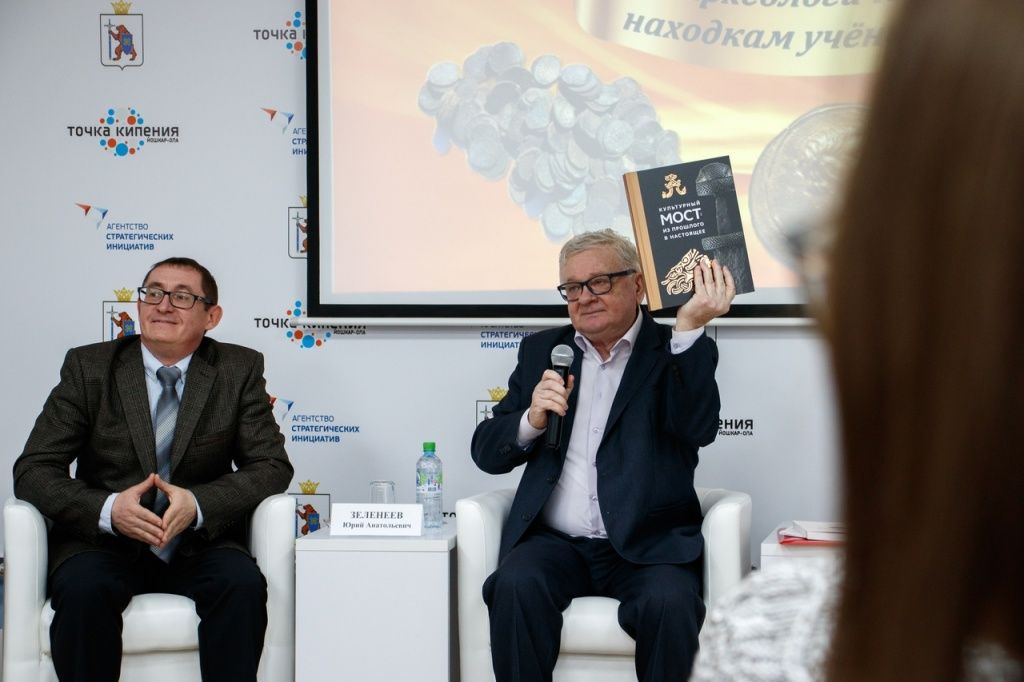 Юрий Анатольевич с подарком