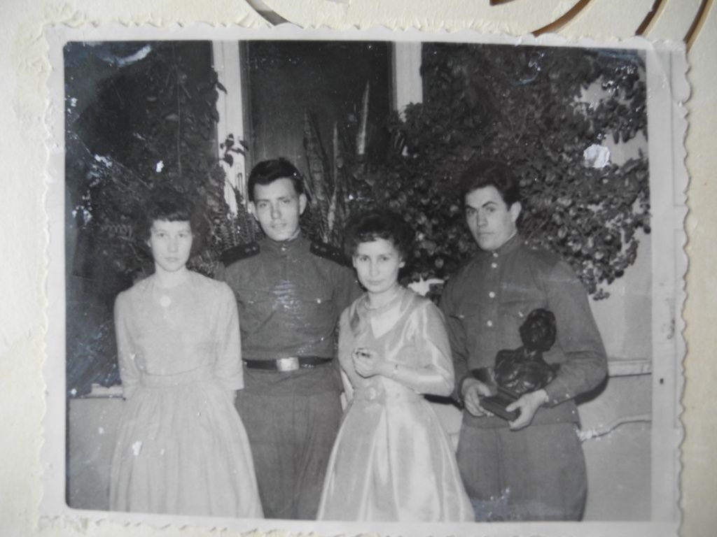 Молодые люди познакомились на танцах. (Фото из семейного альбома).