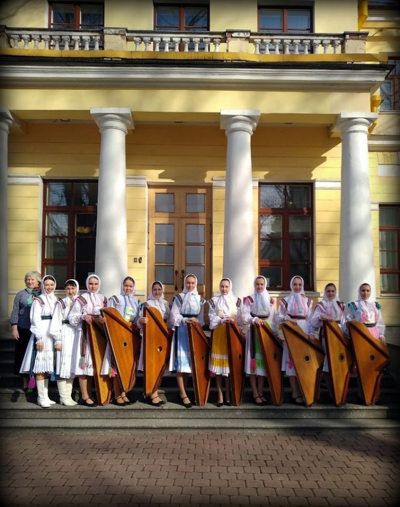 Питер встретил девушек-гусляров дружелюбно