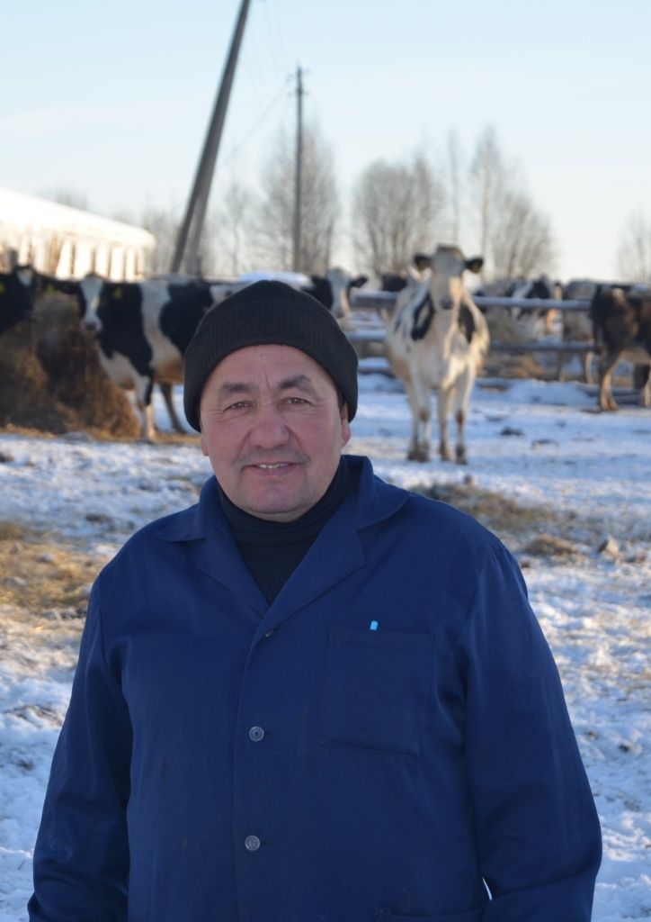 Заведующий фермой Виталий Самуткин нацелен на большое молоко.JPG