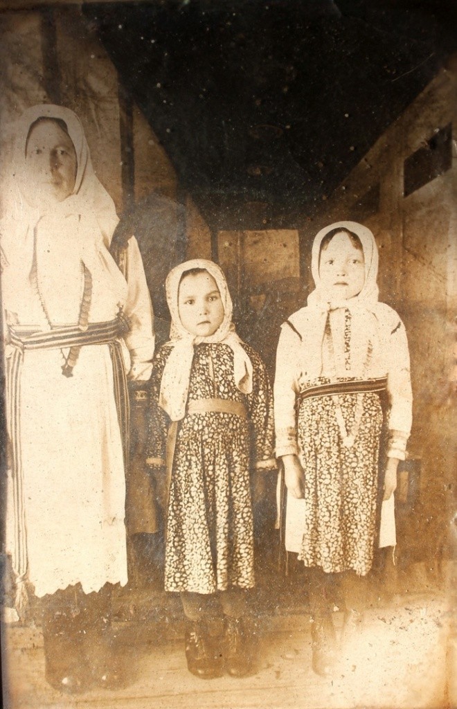 Иногда нянькой становилась пожилая родственница.(Фото из семейного архива предоставила Людмила Таюкова).