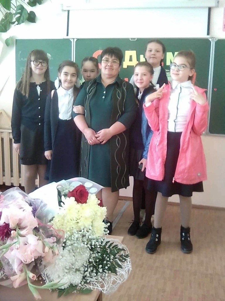 Каждый день знаний это охапки цветов, подаренных любимому учителю.jpg
