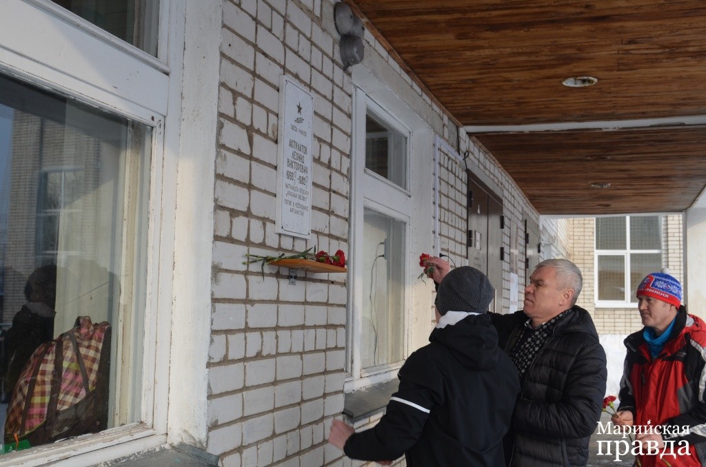 Возложение цветов к мемориальной доске..jpg