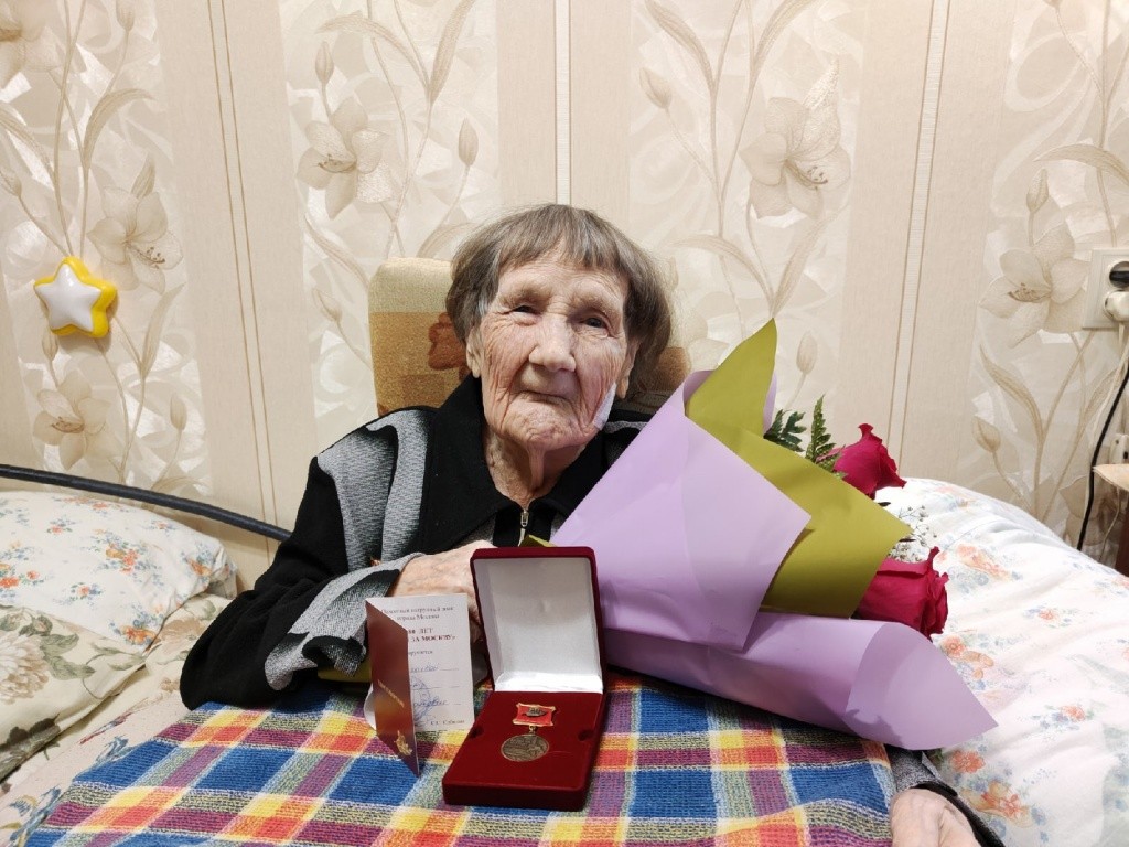 Ветеран войны Ольга Нагаева с новой наградой в честь 80-летия битвы под Москвой. (Фото Минсоцразвития РМЭ).