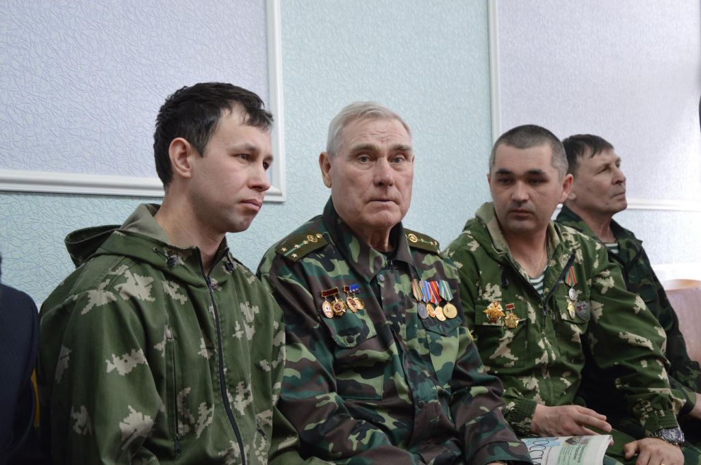У пограничников одни - зеленые погоны. (Фото предоставлено Михаилом Сусловым).