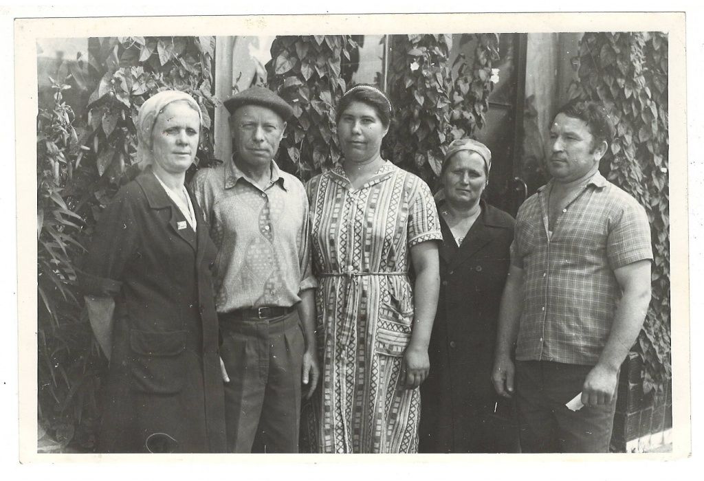 Работницы АЗС и водители бензовозов. В центре А. Бабушкина. (Фото из семейного архива Людмилы Бабушкиной).