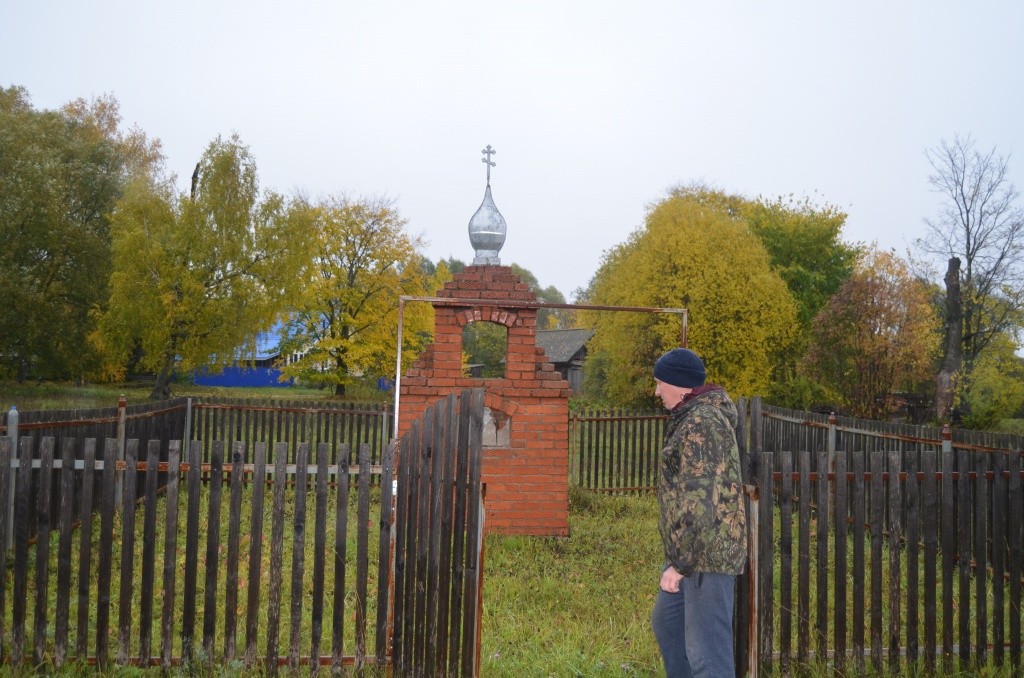 Небольшая часовенка поставлена на том самом месте, где когда-то находилась церковь.jpg