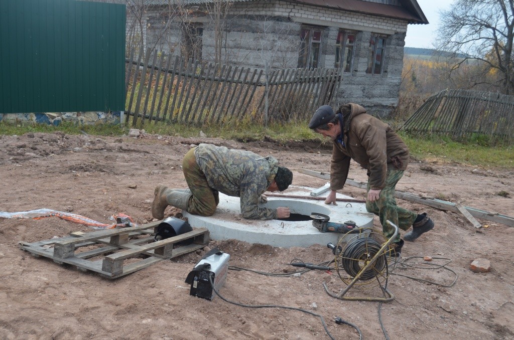 Специалисты водоканала заняты устройством противопожарного гидранта. Специалисты водоканала заняты устройством противопожарного гидранта.jpg