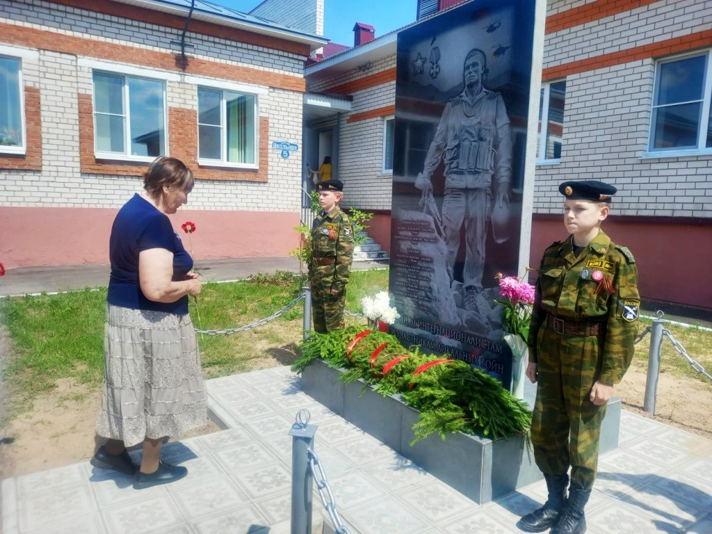 На открытии памятника присутствовали родные погибших и умерших ветеранов. (Фото предоставлено Андреем Кулишовым).