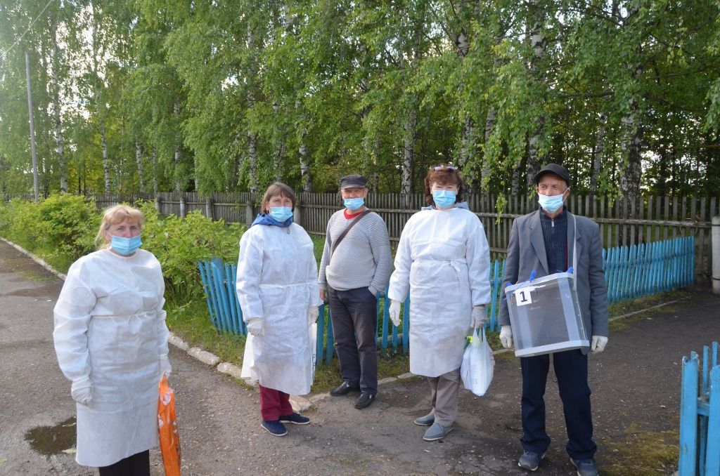 Члены комиссии и общественные наблюдатели отправляются в дальние деревни.JPG