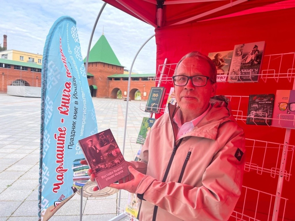 соловьев и его книга.jpg