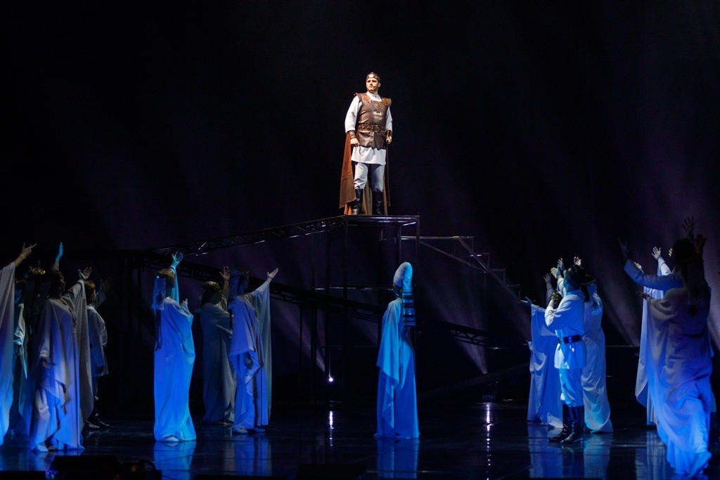 Минималистичные декорации только усиливали эффект от действа.jpg