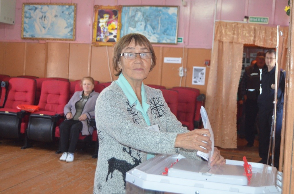 Самой первой сделала свой выбор ветеран Нина Курочкина.JPG