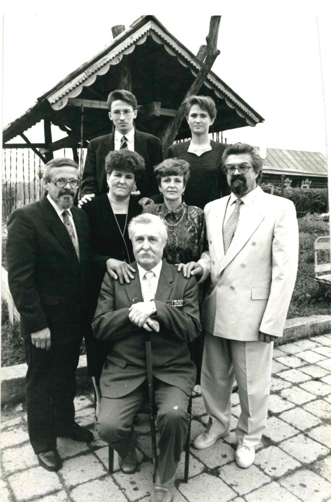 Иван Павлович на своем 75-летии в кругу родных.jpg