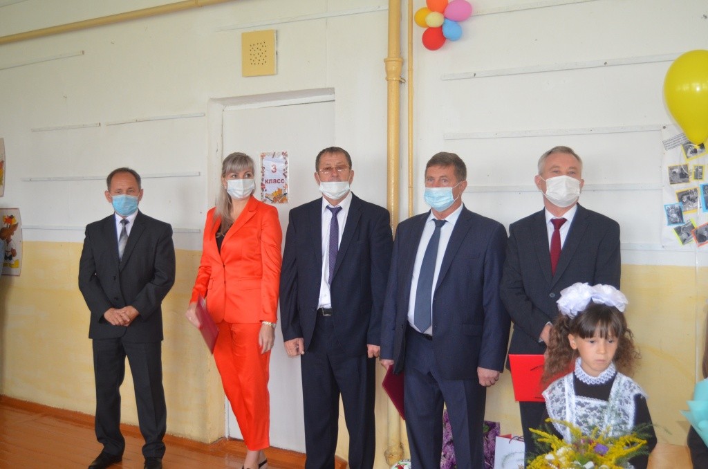 На Дне знаний в Токтайбелякской основной школе было немало гостей.JPG