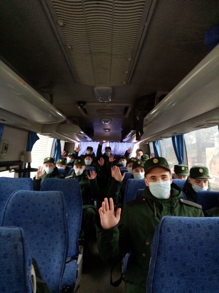 Из Йошкар-Олы призывники отправились в Казань на автобусе. (Фото Натальи Кулишовой). Из Йошкар-Олы призывники отправились в Казань на автобусе. (Фото Натальи Кулишовой).