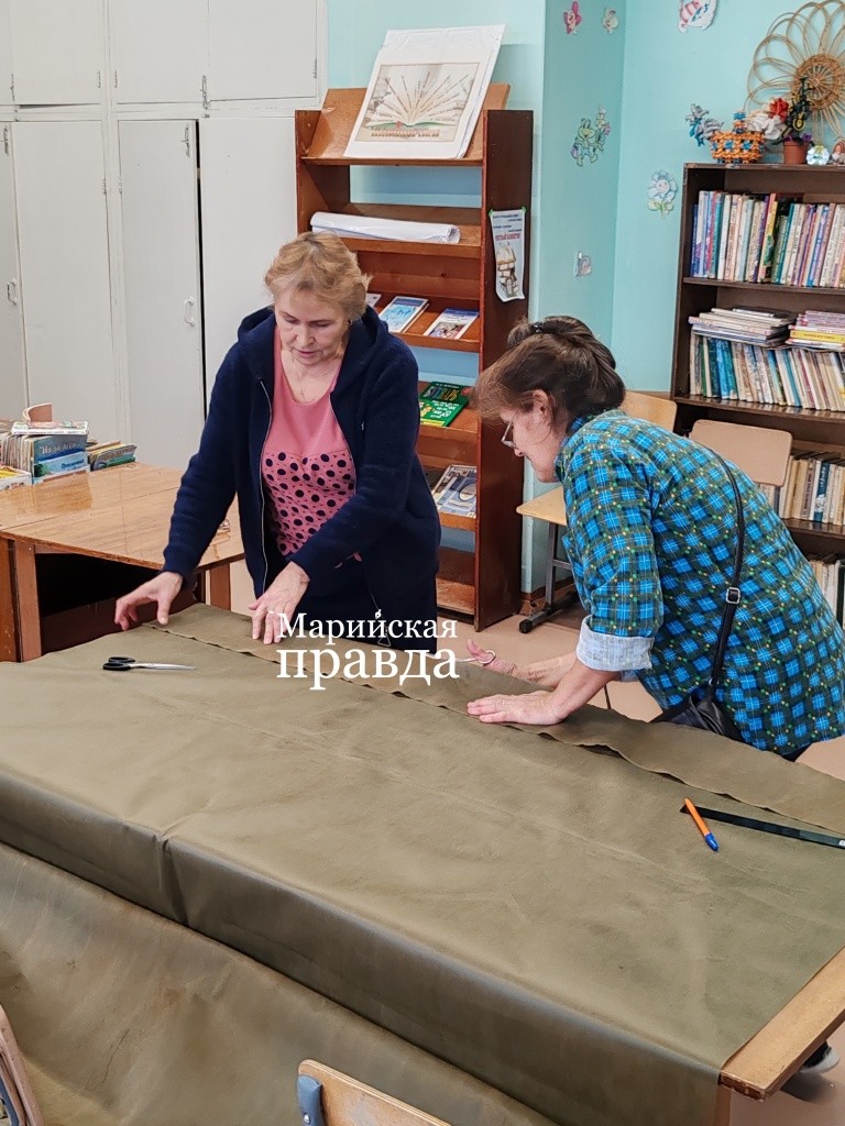 Анастасия Кропотова и Маргарита Евдокимова занимаются раскроем ткани 1.jpg