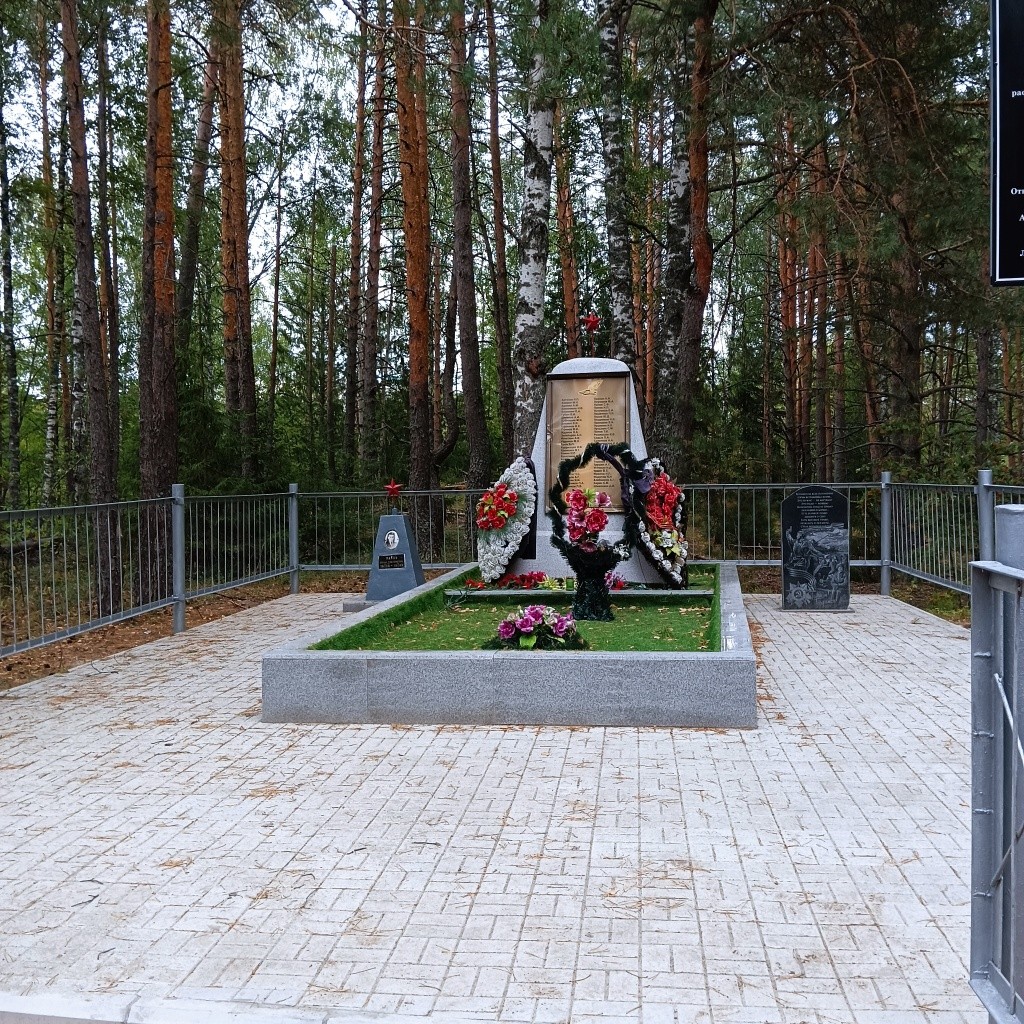 Памятник у реки Кундыш.jpg