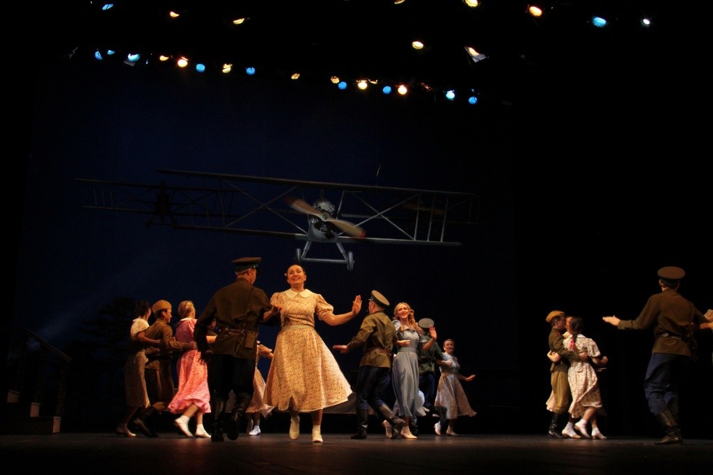 Небесный тихоход - спектакль о том, что можно оставаться человеком даже в нечеловеческих ситуациях. Фото Валерия Тумбаева..jpg