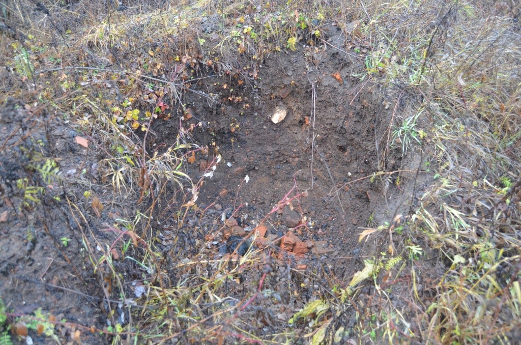 Вот эту здоровенную яму после себя оставили металлисты. Вот эту здоровенную яму после себя оставили металлисты.jpg