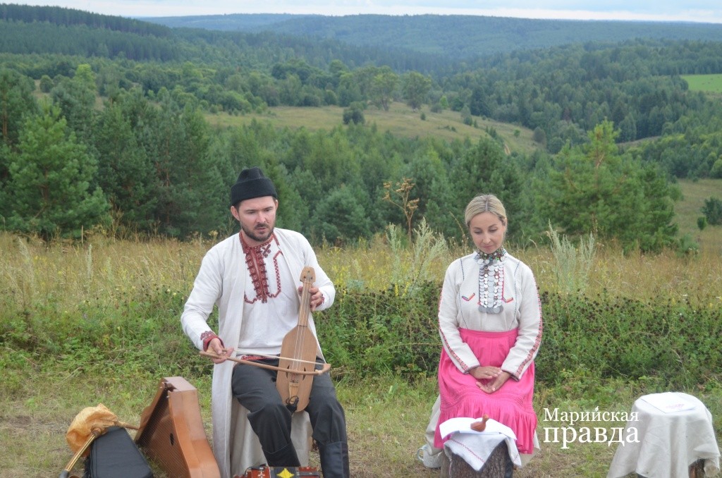 Иван сыграл на нескольких старинных национальных музыкальных инструментах 1.jpg