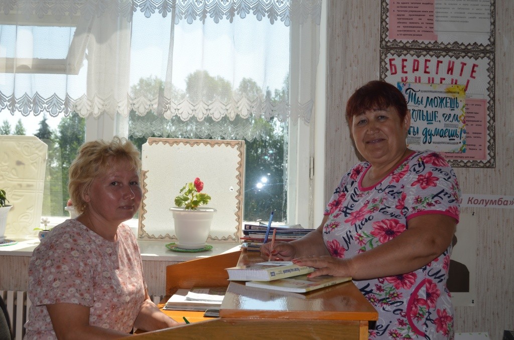 Педагог Ирина Грязина частый гость библиотеки.JPG