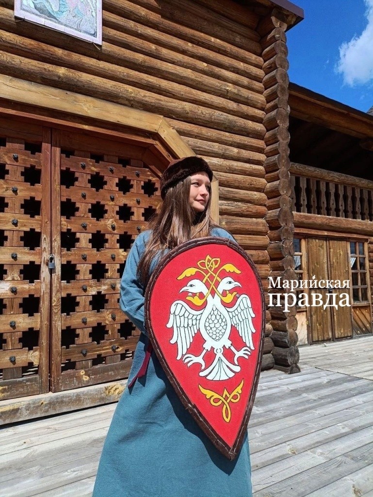 Настя Бажанова нанесла на щит герб ордена витязей..jpg