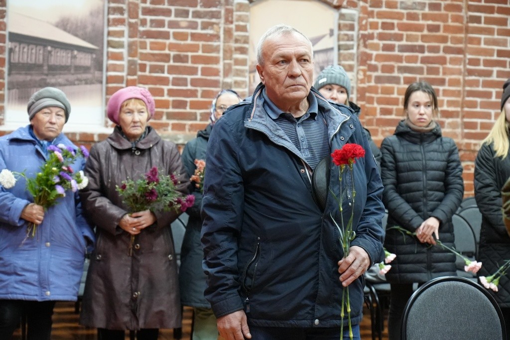 Внучатый племянник Евгений Москвичев сам съездил в Беларусь за останками дяди. (Фото предоставлено Комитетом молодежной политики РМЭ).
