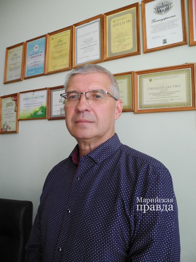 Владимир Забиякин сам собирает свою родословную. (Фото Натальи Кулишовой).