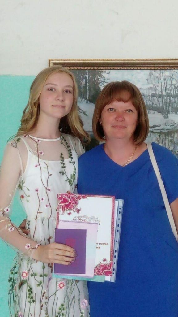 Алина с мамой. Фото из личного семейного архива. photo_2020-05-15_20-12-09.jpg