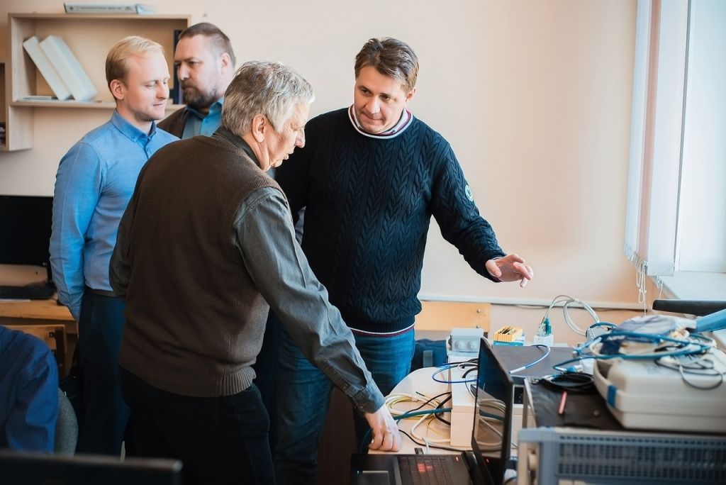 Представители РТИ им. А.Л. Минца в Инжиниринговом центре МарГУ. Фото из архива вуза. ученые.jpg