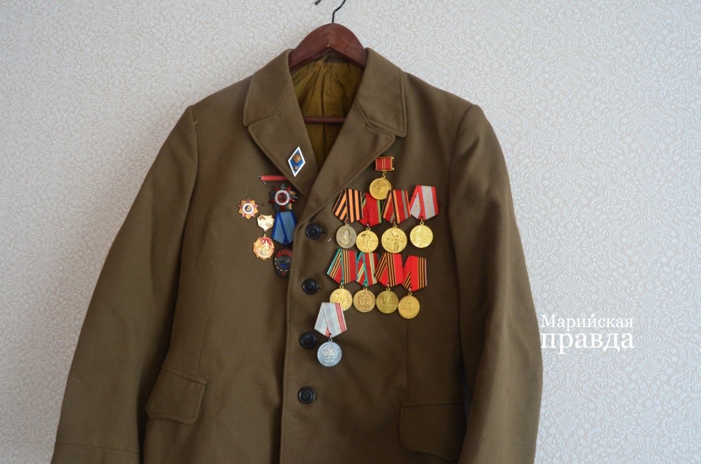 Антонина Никифоровна бережно хранит китель и награды отца..jpg