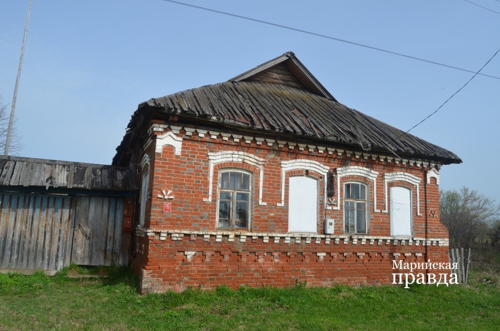 Самый старинный дом в деревне, построенный еще в дореволюционные времена..jpg