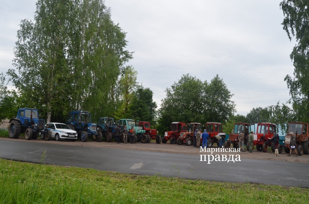 Трактора на линейке готовности..jpg