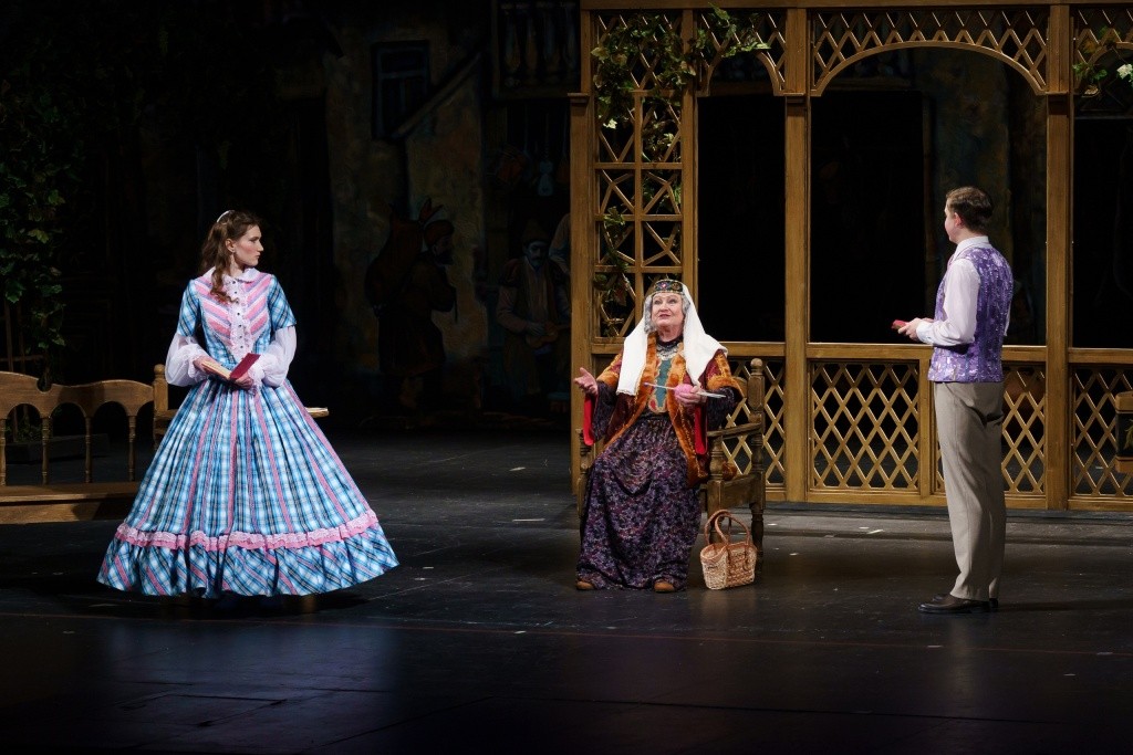 Сона - арт. Дарья Постникова, Котэ - арт. Ярослав Ефремов, бабушка Ануш - засл. арт. РМЭ Галина Закирова.jpg