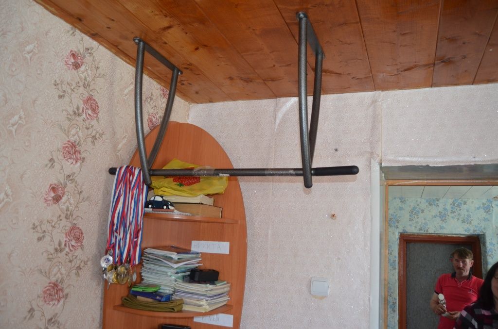 Зовоеванные Шабдаровыми медали висят в правильном месте - на турнике.JPG