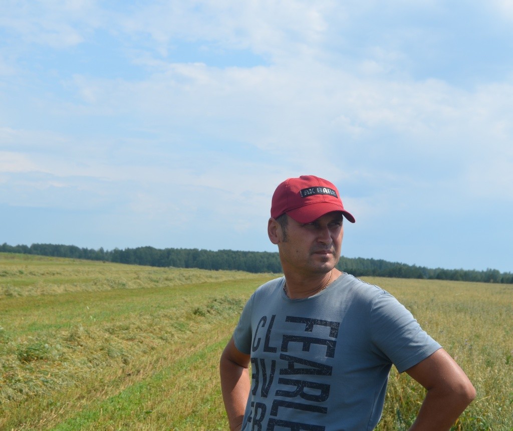 Сергей Данилов уверен, что коров ждет сытная зимовка.JPG